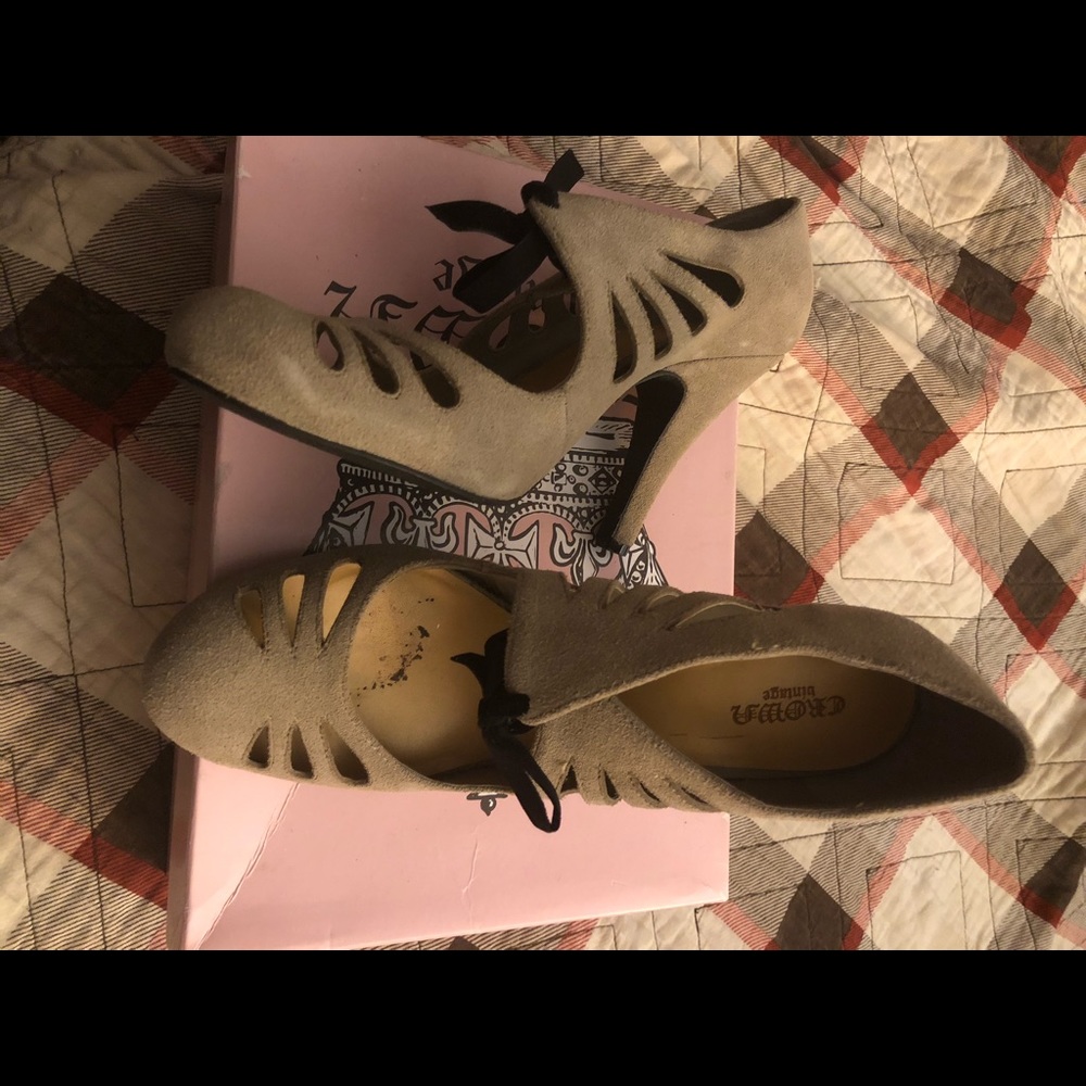 Crown Vintage tan heeled oxfords